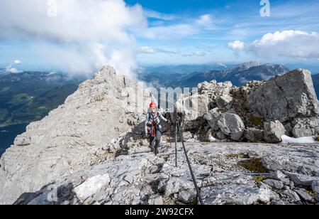 Klettersteig auf einem mit Stahlseil gesicherten Klettersteig, schmaler Felsgrat, Watzmann-Überquerung zur Watzmann Mittelspitze, Nationalpark Berchtesgaden Stockfoto