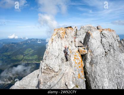 Bergsteigerin auf einem mit Stahlseil gesicherten Klettersteig, schmaler Felskamm, Watzmann-Überquerung zur Watzmann-Mittelspitze Stockfoto