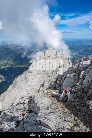 Klettersteig auf einem mit Stahlseil gesicherten Klettersteig, steile felsige Bergflanke, Watzmann-Überquerung zur Watzmann Mittelspitze, Blick auf Bergpanorama Stockfoto