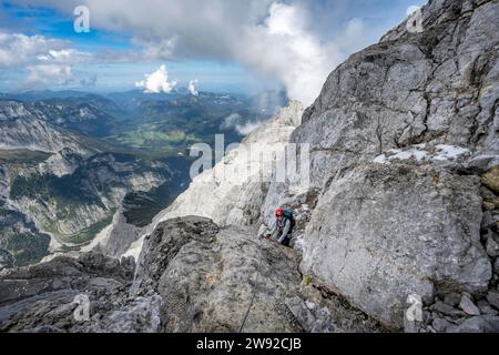 Klettersteig auf einem mit Stahlseil gesicherten Klettersteig, steile felsige Bergflanke, Watzmann-Überquerung zur Watzmann Mittelspitze, Blick auf Bergpanorama Stockfoto
