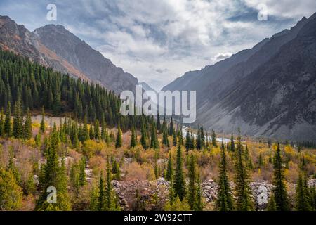 Blick auf das Ala Archa Tal, herbstliche Berglandschaft, Ala Archa Gebirgsbach, Ala Archa Nationalpark, Khirgiz Ala-Too Berge, Chuy Stockfoto