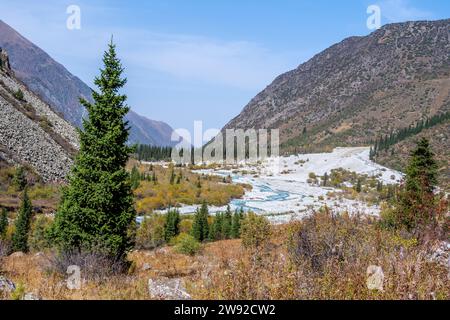 Blick auf das Ala Archa Tal, herbstliche Berglandschaft, Ala Archa Gebirgsbach, Ala Archa Nationalpark, Khirgiz Ala-Too Berge, Chuy Stockfoto