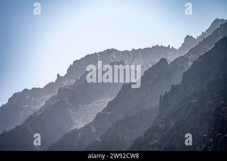 Blick auf felsige Berge im Ala Archa Tal, Berglandschaft, Ala Archa Nationalpark, Khirgiz Ala-Too Berge, Chuy Region, Kirgisistan Stockfoto