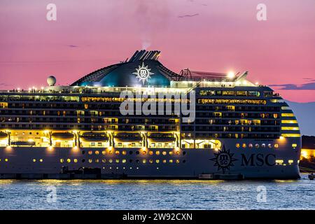 MSC Poesia, Kreuzfahrtschiff der Reederei MSC Cruises, beleuchtet am Abend, Sonnenuntergang. Kreuzfahrthafen von Kusadasi, Kusadasi, Aydin Stockfoto