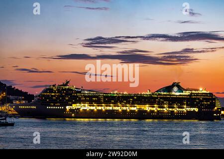 MSC Poesia, Kreuzfahrtschiff der Reederei MSC Cruises, beleuchtet am Abend, Sonnenuntergang. Kreuzfahrthafen von Kusadasi, Kusadasi, Aydin Stockfoto