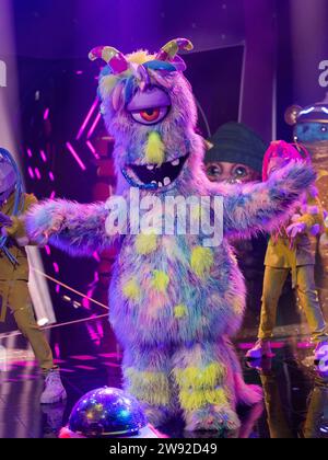 Köln, Deutschland. Dezember 2023. Die Figur „der Lulatsch“ steht im Finale der ProSieben-Show „der maskierte Sänger“ auf der Bühne. Quelle: Rolf Vennenbernd/dpa/Alamy Live News Stockfoto