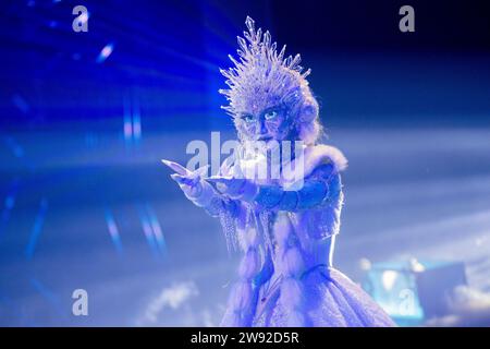 Köln, Deutschland. Dezember 2023. Die Figur „die Eisprinzessin“ steht im Finale der ProSieben-Show „der maskierte Sänger“ auf der Bühne. Quelle: Rolf Vennenbernd/dpa/Alamy Live News Stockfoto