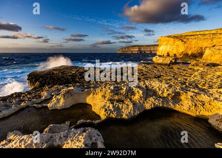 Sonnenuntergang am ehemaligen Felsentor Azure Window (Maltese Tieqa Żerqa, Deutsches Blaues Fenster) im Westen der maltesischen Insel Gozo an der Küste vor dem Dorf San Lawrenz (Saint Lawrence), Malta Stockfoto