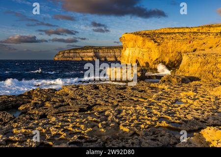 Sonnenuntergang am ehemaligen Felsentor Azure Window (Maltese Tieqa Żerqa, Deutsches Blaues Fenster) im Westen der maltesischen Insel Gozo an der Küste vor dem Dorf San Lawrenz (Saint Lawrence), Malta Stockfoto