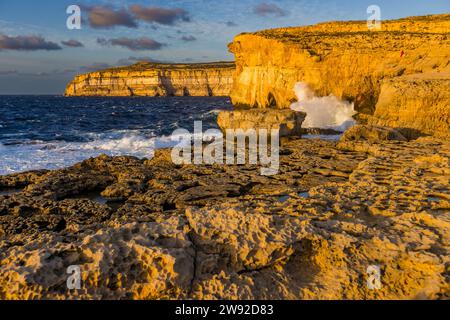 Sonnenuntergang am ehemaligen Felsentor Azure Window (Maltese Tieqa Żerqa, Deutsches Blaues Fenster) im Westen der maltesischen Insel Gozo an der Küste vor dem Dorf San Lawrenz (Saint Lawrence), Malta Stockfoto