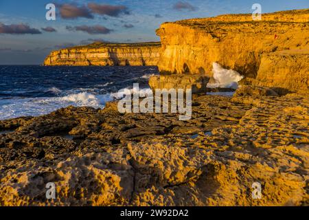 Sonnenuntergang am ehemaligen Felsentor Azure Window (Maltese Tieqa Żerqa, Deutsches Blaues Fenster) im Westen der maltesischen Insel Gozo an der Küste vor dem Dorf San Lawrenz (Saint Lawrence), Malta Stockfoto