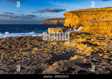 Sonnenuntergang am ehemaligen Felsentor Azure Window (Maltese Tieqa Żerqa, Deutsches Blaues Fenster) im Westen der maltesischen Insel Gozo an der Küste vor dem Dorf San Lawrenz (Saint Lawrence), Malta Stockfoto