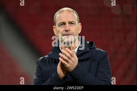 Coach Jess Thorup FC Augsburg FCA Porträt, Gesten, Gesten, vielen Dank an Reisende Fans, MHPArena, MHP Arena Stuttgart, Baden-Württemberg, Deutschland Stockfoto