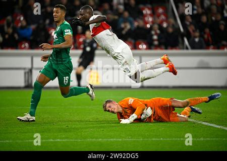 Serhou Guirassy VfB Stuttgart (09) fliegt nach einem Duell gegen Torhüter Finn Dahmen FC Augsburg FCA (01) und Felix Uduokhai FC durch die Luft Stockfoto