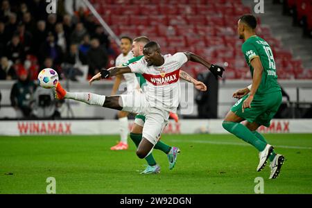 Torstoß Action Torchance Serhou Guirassy VfB Stuttgart (09) gegen Mads Pedersen FC Augsburg FCA (03) Felix Uduokhai FC Augsburg FCA (19) MHPArena Stockfoto