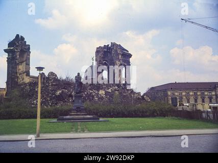 Schutt der Dresdner Frauenkirche von George Baehr brannte nach dem Bombenangriff vom 13. Februar 1945 aus und brach am 15. Februar 1945 zusammen. Datum Stockfoto