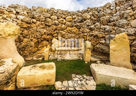 Die Überreste eines Altars sind noch heute in einer Apsis des südlichen Ġgantija-Tempels zu sehen. In den Tempeln wurde weicher Kalkstein verwendet, der mit den damals verfügbaren Steinwerkzeugen einfacher zu bearbeiten war. Der Tempel gehört zum UNESCO-Weltkulturerbe Megalithtempel von Malta und ist eines der ältesten halb erhaltenen freistehenden Gebäude der Welt. Xaghra, Malta Stockfoto