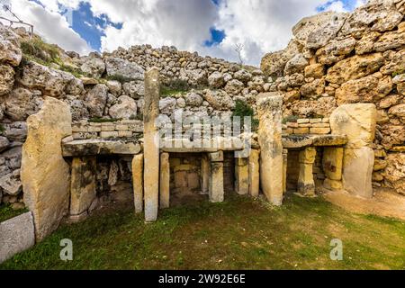 Rekonstruierter Altar im südlichen Ġgantija-Tempel auf der Insel Gozo. Die Bedeutung der Kammern unter dem Altar ist noch nicht bekannt. Die Ġgantija-Tempel auf der Insel Gozo sind Teil des UNESCO-Weltkulturerbes Megalithtempel von Malta und die ältesten halb erhaltenen freistehenden Gebäude der Welt. Xaghra, Malta Stockfoto