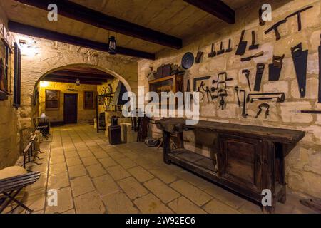Die Ta' Kola Windmühle wurde 1700 gebaut. Es ist noch in funktionstüchtigem Zustand und ein Museum im Inneren zeigt das Haus und die Werkstatt des letzten müllers. Xaghra, Malta Stockfoto