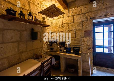 Die Ta' Kola Windmühle wurde 1700 gebaut. Es ist noch in funktionstüchtigem Zustand und ein Museum im Inneren zeigt das Haus und die Werkstatt des letzten müllers. Xaghra, Malta Stockfoto