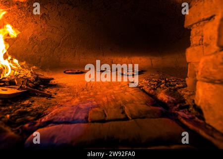 Das Restaurant Tal-Furnar in Xagħra, Gozo, Malta, diente früher als Bäckerei. Sein maltesischer Name bedeutet wörtlich "bei dem Bäcker": "furnar" ist maltesisch für Bäcker. Stockfoto