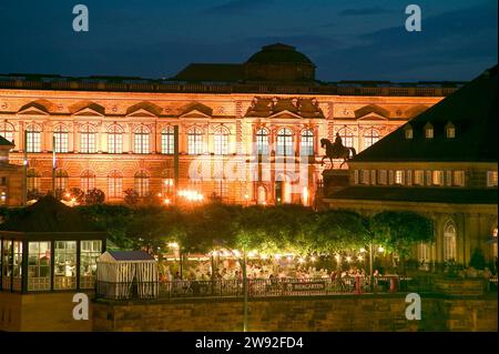 Das Sempergebäude des Dresdner Zwingers beherbergt die Gemäldegalerie Alte Meister Stockfoto