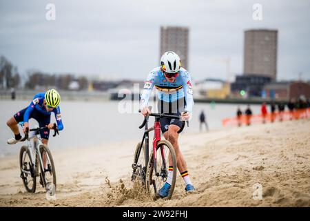 Antwerpen, Belgien. Dezember 2023. Jasper Schoofs in Aktion während des Juniorenrennens der Herren der Cyclocross-Weltmeisterschaft in Antwerpen am Samstag, den 23. Dezember 2023, Etappe 9 (von 14) der UCI-Weltmeisterschaft. BELGA FOTO JASPER JACOBS Credit: Belga News Agency/Alamy Live News Stockfoto