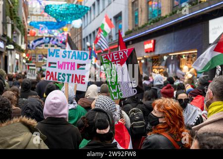 London / UK 23. Dezember 2023. Hunderte von Menschen demonstrierten in der Londoner Carnaby-Straße und riefen zu einem sofortigen Waffenstillstand in Gaza und einem Boykott von „Israel-verbundenen“ Marken auf. Aubrey Fagon / Alamy Live News Stockfoto