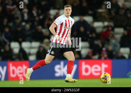 Sunderland, Großbritannien. Dezember 2023. Daniel Ballard von Sunderland während des Sky Bet Championship-Spiels zwischen Sunderland und Coventry City im Stadium of Light, Sunderland am Samstag, den 23. Dezember 2023. (Foto: Michael Driver | MI News) Credit: MI News & Sport /Alamy Live News Stockfoto