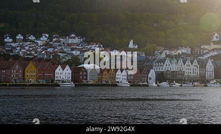 Holzgebäude und Haus am Wasser in Bergen, Norwegen. Stockfoto
