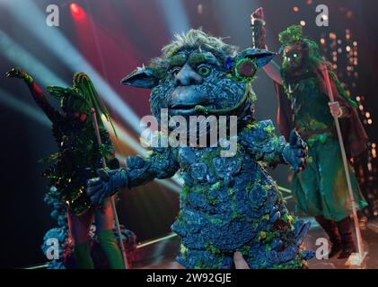 Köln, Deutschland. Dezember 2023. Die Figur „der Troll“ steht im Finale der ProSieben-Show „der maskierte Sänger“ auf der Bühne. Quelle: Rolf Vennenbernd/dpa/Alamy Live News Stockfoto