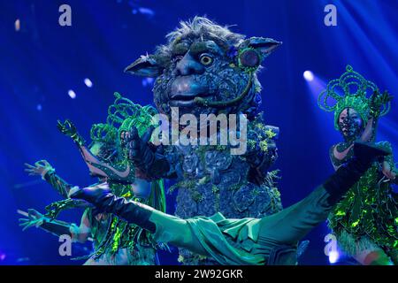 Köln, Deutschland. Dezember 2023. Die Figur „der Troll“ steht im Finale der ProSieben-Show „der maskierte Sänger“ auf der Bühne. Quelle: Rolf Vennenbernd/dpa/Alamy Live News Stockfoto