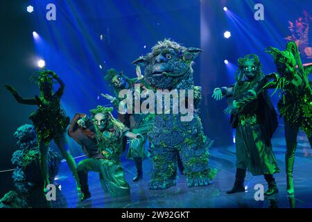 Köln, Deutschland. Dezember 2023. Die Figur „der Troll“ steht im Finale der ProSieben-Show „der maskierte Sänger“ auf der Bühne. Quelle: Rolf Vennenbernd/dpa/Alamy Live News Stockfoto