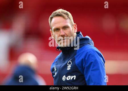 Nottingham, Großbritannien. Dezember 2023. Simon Rusk, Spezialist für Nottingham Forest, stellte am Samstag, den 23. Dezember 2023, einen Spieltrainer während des Premier League-Spiels zwischen Nottingham Forest und Bournemouth auf dem City Ground in Nottingham ein. (Foto: Jon Hobley | MI News) Credit: MI News & Sport /Alamy Live News Stockfoto