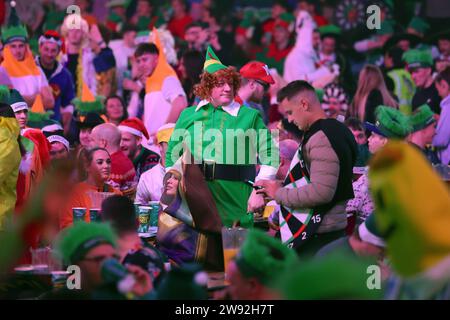 Alexandra Palace, London, Großbritannien. Dezember 2023. 2023/24 PDC Paddy Power World Dart Championships Tag 9 Abendsession; Darts Fans in Fancy Dress Credit: Action Plus Sports/Alamy Live News Stockfoto