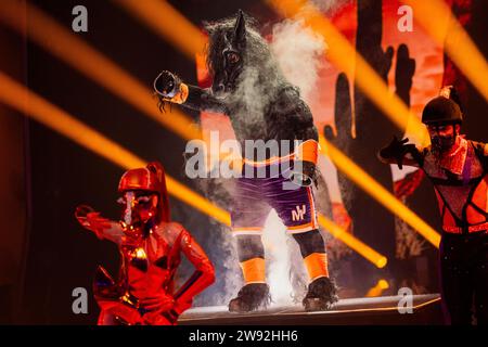 Köln, Deutschland. Dezember 2023. Die Figur „The Mustang“ steht im Finale der ProSieben-Show „The Masked Singer“ auf der Bühne. Quelle: Rolf Vennenbernd/dpa/Alamy Live News Stockfoto