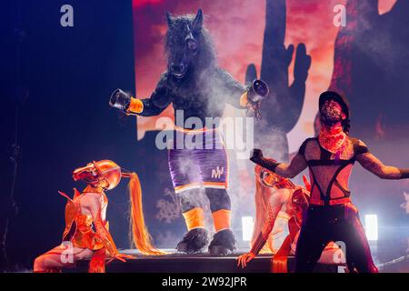 Köln, Deutschland. Dezember 2023. Die Figur „The Mustang“ steht im Finale der ProSieben-Show „The Masked Singer“ auf der Bühne. Quelle: Rolf Vennenbernd/dpa/Alamy Live News Stockfoto