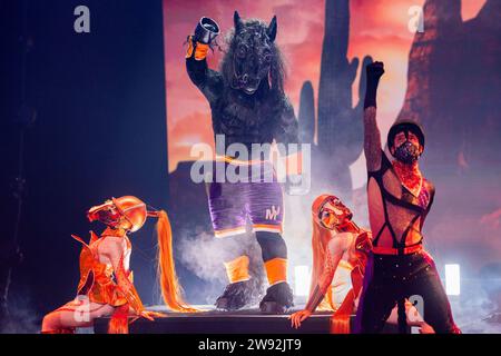 Köln, Deutschland. Dezember 2023. Die Figur „The Mustang“ steht im Finale der ProSieben-Show „The Masked Singer“ auf der Bühne. Quelle: Rolf Vennenbernd/dpa/Alamy Live News Stockfoto