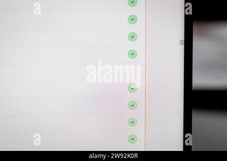 Nahaufnahme des Computerbildschirms mit dem Fortschritt beim Hochladen von Dateien Stockfoto