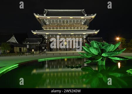 Higashi-Honganji Tempel bei Nacht Stockfoto