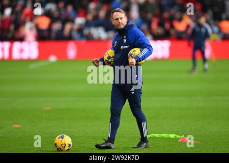 Nottingham, Großbritannien. Dezember 2023. Simon Rusk, Spezialist für Nottingham Forest, stellte am Samstag, den 23. Dezember 2023, einen Spieltrainer während des Premier League-Spiels zwischen Nottingham Forest und Bournemouth auf dem City Ground in Nottingham ein. (Foto: Jon Hobley | MI News) Credit: MI News & Sport /Alamy Live News Stockfoto