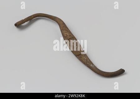 Fist Bracket aus dem Wrack der Ostindianer t Vliegend Hart , 1700 - 1735 Fist Bracket, Messing oder Kupfer-Schwingstab, dekoriert mit ovalen Porträts, in der Mitte auf halbem Weg verdickt, an beiden Enden abgerissen. Achsschenkelschutz. Middelburg Kupfer (Metall). Messing (Legierung) Stockfoto