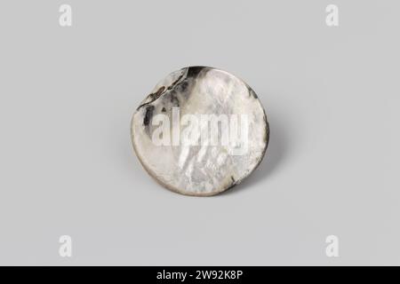 Knoop of Perlmutt aus dem Wrack der Ostindianer-Tvlagend Hart, 1700 - 1735 in 1735 Button Pearl Knoten. Middelburger Perlmutt Stockfoto