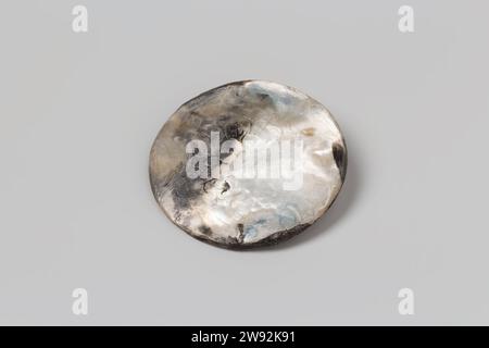 Button aus dem Wrack von Vliegend Hart der Ostindianer, 1700 - 1735 Button der verarbeiteten Perlmutt. Middelburger Perlmutt Stockfoto