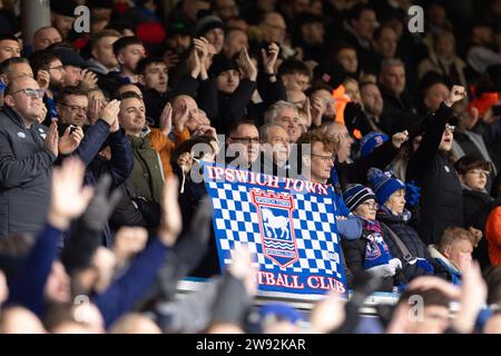 Leeds, Großbritannien. Dezember 2023. Fans von Ipswich Town vor dem Sky Bet Championship-Spiel zwischen Leeds United und Ipswich Town in der Elland Road, Leeds am Samstag, den 23. Dezember 2023. (Foto: Pat Scaasi | MI News) Credit: MI News & Sport /Alamy Live News Stockfoto