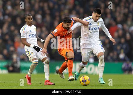 Leeds, Großbritannien. Dezember 2023. Massimo Luongo aus Ipswich Town kämpft mit Joel Piroe aus Leeds United während des Sky Bet Championship Matches zwischen Leeds United und Ipswich Town in der Elland Road, Leeds am Samstag, den 23. Dezember 2023. (Foto: Pat Scaasi | MI News) Credit: MI News & Sport /Alamy Live News Stockfoto