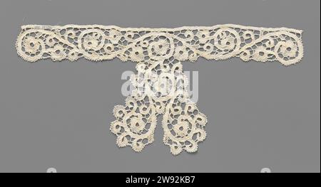 Kloskant Kragen mit angenähtem Jabot, Anonym, ca. 1900 - ca. 1924 Kragen mit angenähtem Jabot aus naturfarbener venezianischer Spule. Streifenförmiges Modell, unter dem ein herzförmiger Jabot hängt. Das überwiegend symmetrische Muster besteht aus einem welligen schlanken Muster mit fünf stark kräuselnden Seitenästen mit jeweils einer drei- oder fünf-lappenblüte an jedem Ende Der herzförmige Jabot besteht aus drei derartigen Lockenranken mit Ditto-Blüten an jedem Ende Um das Herz herum, auf der Lockerung der Zender, mehrere kurze Seitenäste, die alle in die gleiche Richtung Rollen. Die Motive sind größtenteils aus Leinenkampf-Witz gefertigt Stockfoto