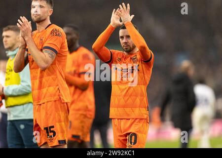 Leeds, Großbritannien. Dezember 2023. Conor Chaplin aus Ipswich Town applaudiert den Auswärtsfans nach dem Spiel der Sky Bet Championship zwischen Leeds United und Ipswich Town in der Elland Road, Leeds am Samstag, den 23. Dezember 2023. (Foto: Pat Scaasi | MI News) Credit: MI News & Sport /Alamy Live News Stockfoto