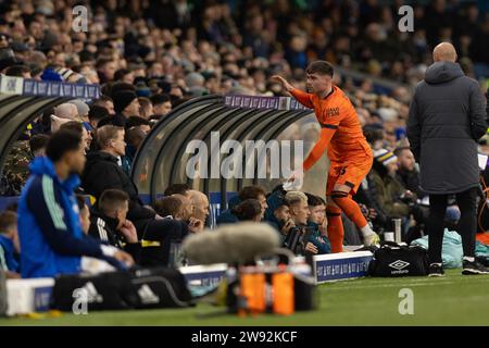 Leeds, Großbritannien. Dezember 2023. Leif Davis aus Ipswich Town würdigt die Leeds-Fans beim Sky Bet Championship-Spiel zwischen Leeds United und Ipswich Town in der Elland Road, Leeds am Samstag, den 23. Dezember 2023. (Foto: Pat Scaasi | MI News) Credit: MI News & Sport /Alamy Live News Stockfoto