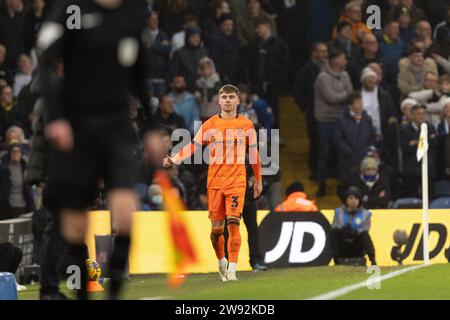 Leeds, Großbritannien. Dezember 2023. Leif Davis aus Ipswich Town würdigt die Leeds-Fans beim Sky Bet Championship-Spiel zwischen Leeds United und Ipswich Town in der Elland Road, Leeds am Samstag, den 23. Dezember 2023. (Foto: Pat Scaasi | MI News) Credit: MI News & Sport /Alamy Live News Stockfoto